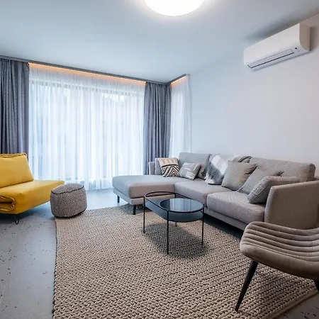 Emirates Lux And Parking Apartment